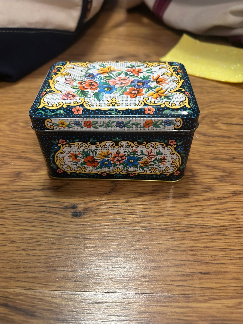 Vintage daher Decorative Floral Tea container